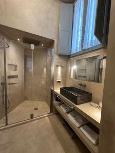 a bathroom with a glass shower and a sink at Casa Vèra Affittacamere Appartamenti in Orvieto +89 photos