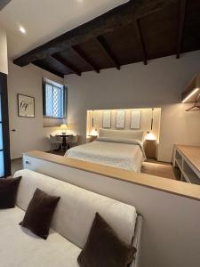 a bedroom with a large bed and a couch at Casa Vèra Affittacamere Appartamenti in Orvieto