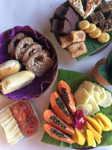 una mesa cubierta con platos de diferentes tipos de alimentos en Pousada Ilha Verde, en Itacaré
