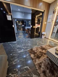 a lobby with a marble floor and a entrance to a building at Hotel e Pousada REQUINTTE in Parnaíba