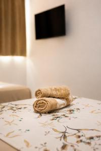 a towel sitting on a table in a hotel room at Pousada São José in Joinville