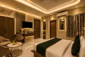 a hotel room with a bed and a desk at Hotel Smart International in New Delhi