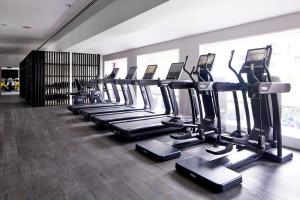 Fitness centrum a/nebo fitness zařízení v ubytování Burbury Hotel