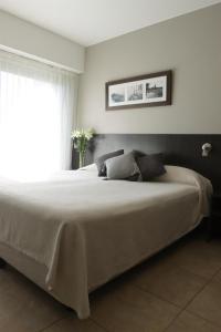a bedroom with a large bed with a window at Rosario Temporal in Rosario