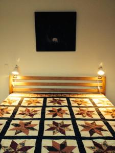 een slaapkamer met een bed met een quilt bij Apartment in Druskininkai Lithuania in Druskininkai