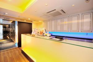 東京的住宿－北千住格蘭帕克Spa膠囊旅館，厨房设有黄色的柜台和窗户。