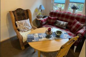 a living room with a table and a couch at Ferienwohnung 1 Gemutlich & komfortabel im Erdgeschoss in Borkum