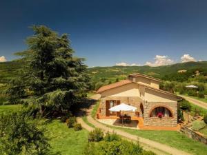 an external view of a house with a tree at Tenuta il Poggetto in Radda in Chianti