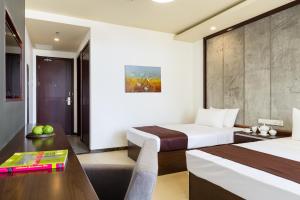 Kama o mga kama sa kuwarto sa Jie Jie Beach Hotel