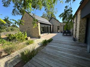 a wooden walkway leading to a house at Er Rohellec in Baden