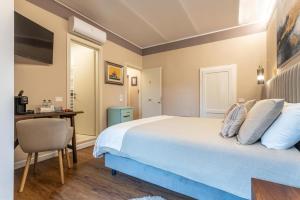 a bedroom with a bed and a desk and a chair at valter rooms 1 in Castel del Piano