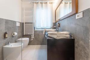 a bathroom with a sink and a toilet and a tub at valter rooms 1 in Castel del Piano