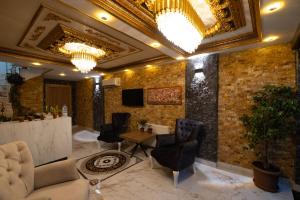 a lobby with a table and chairs in a room at HOPEFULL HOTEL in Istanbul