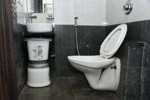 a bathroom with a toilet and a sink at Hotel Shreeji Palace in Ābu Road