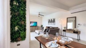 a living room with a large green wall at Elegant 2 Bedroom Apartment with Pool in La Laguna