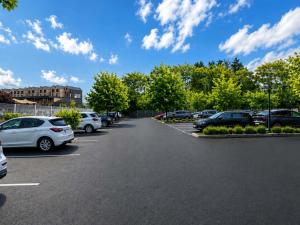 a parking lot filled with lots of parked cars at ibis Styles Clermont Ferrand Sud La Pardieu in Clermont-Ferrand
