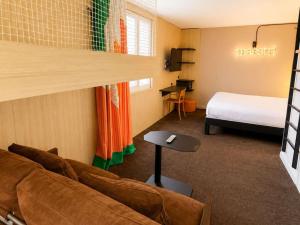a small room with a bed and a couch at ibis Styles Clermont Ferrand Sud La Pardieu in Clermont-Ferrand