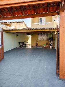 an empty parking lot of a building with a patio at KaDinizHouse in Caraguatatuba