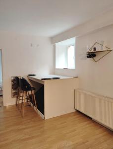 a kitchen with a counter and chairs in a room at Brasov Sfat Apartament in Braşov