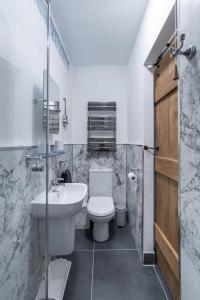 a bathroom with a toilet and a sink at 1 Bed in Ambleside oc-lr036 in Ambleside