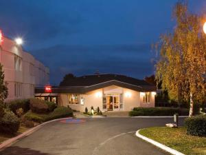 a hotel building at night with a street at ibis Chalons en Champagne in Chalons en Champagne