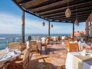 a restaurant with a view of the ocean at Club Regina Los Cabos in San José del Cabo