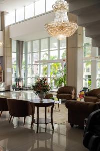a living room with a table and a chandelier at Hotel Gran Santa Catarina in Indaial +2 photos