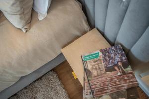 a cardboard box sitting on the floor next to a bed at valter rooms 3 in Castel del Piano
