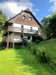 a large white barn with a gambrel roof at Apartmán Albrechtice 97 in Albrechtice v Jizerských horách
