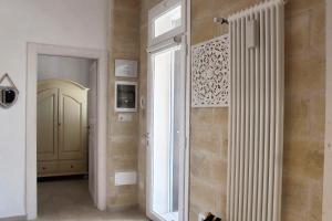 a hallway with a white radiator and a window at Bed & Breakfast Oasi San Giovanni in Altamura +13 photos