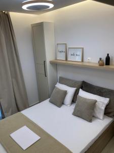 a bedroom with a bed with pillows and a shelf at La casa di Zoe in Flogita