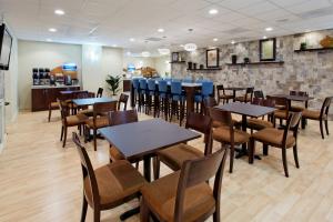 a dining room with tables and chairs in a restaurant at Holiday Inn Express Benicia by IHG in Benicia