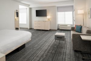 a hotel room with a bed and a couch at TownePlace Suites by Marriott San Pablo in San Pablo