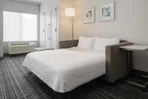 a hotel room with a bed and a window at TownePlace Suites by Marriott San Pablo in San Pablo +34 photos