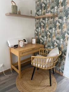 an office with a desk with a laptop and a chair at maison de village in Alairac