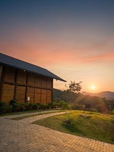 a building with the sunset in the background at Chalés Vidal in Venda Nova do Imigrante