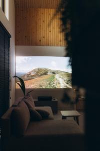 a living room with a view of a mountain on a tv screen at Projekt Babia - Domek z jacuzzi in Lipnica Wielka