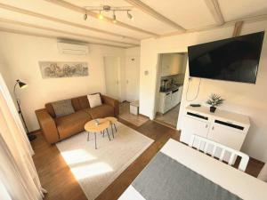 a living room with a couch and a table at Casa del Sole Apartments - Ruhig - Nähe Interlaken in Spiez