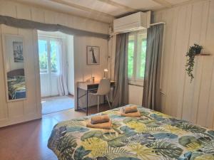 a bedroom with a bed and a table and a desk at Casa del Sole Apartments - Ruhig - Nähe Interlaken in Spiez +55 photos