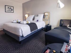 a hotel room with two beds and a table at Hôtel Mercure Thionville Centre Porte du Luxembourg in Thionville +45 photos