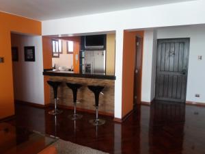 cocina con encimera y taburetes en una habitación en Miraflores, en Lima