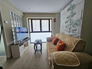 a living room with a couch and a flat screen tv at la herencia B VUT 1693 in Ponferrada
