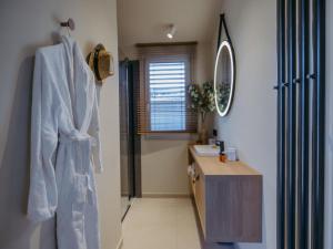 a bathroom with a sink and a mirror at Guesthouse Seeblick in Breitenbrunn