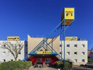 a hotel with a sign in front of a building at hotelF1 Toulouse Aéroport in Blagnac