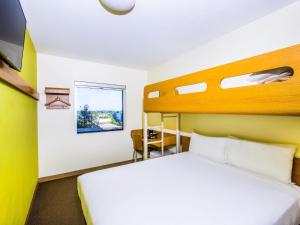 a bedroom with a bed and a bunk bed at ibis Budget Sydney Olympic Park in Sydney +18 photos