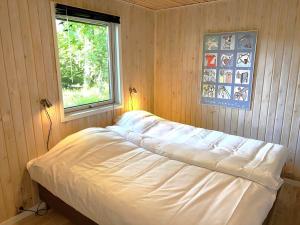 a bed in a room with a window at HA378-Saeby-Krebsevej-2 in Sæby