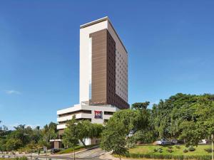 a tall building with a tower at ibis Jundiai Shopping in Jundiaí