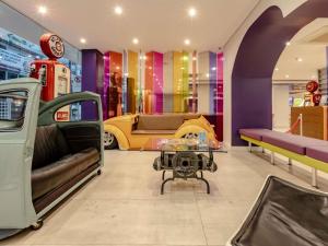 a room with cars and a table in a store at Ibis Styles Balneário Camboriú - 1 Quadra do Mar in Balneário Camboriú