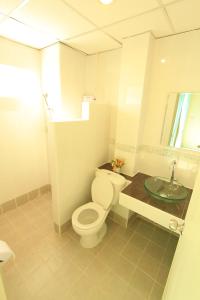 uma casa de banho com um WC e um lavatório em See View Place em Chiang Rai