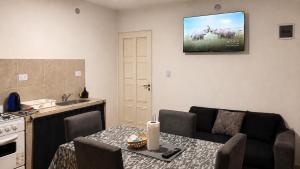 a living room with a table and a couch and a kitchen at Departamentos Turísticos Cloe 2 in Fiambalá
